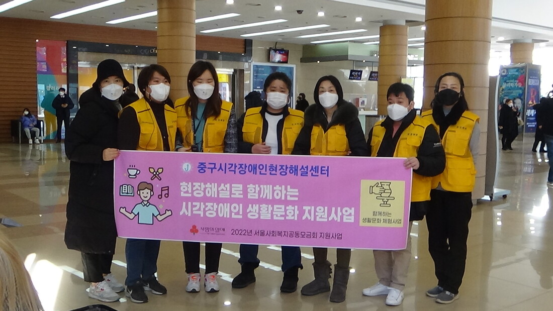 공연전 로비_6인의 참가자와 현장해설사의 기념사진.jpg