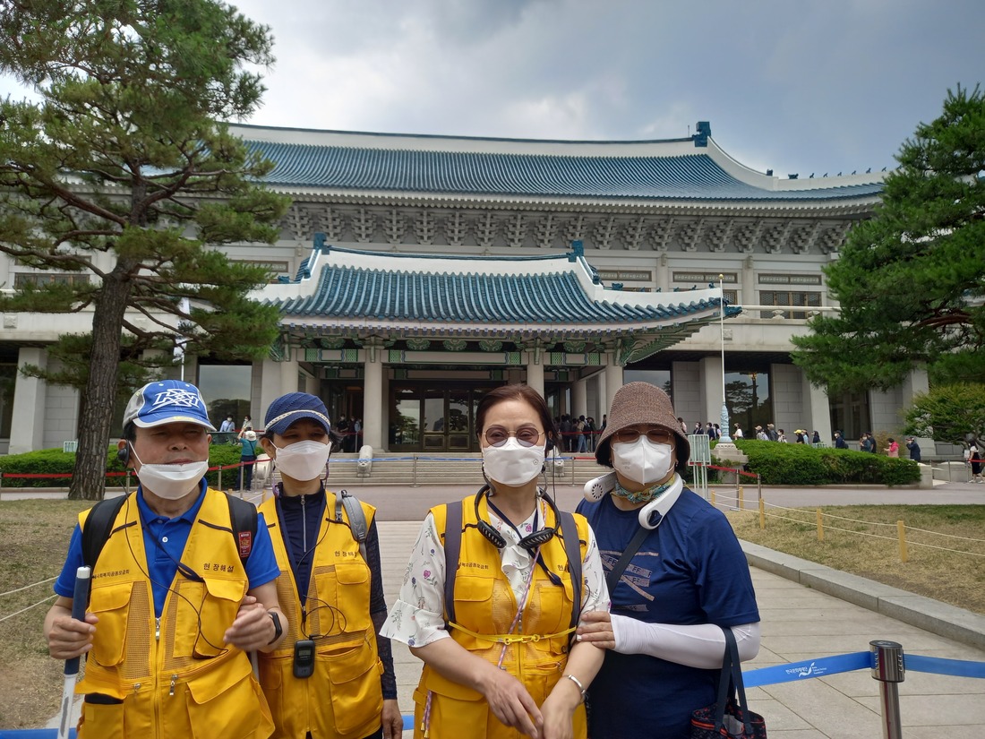 청와대 본관 배경 4인 사진(남자 1명. 여자3명).jpg