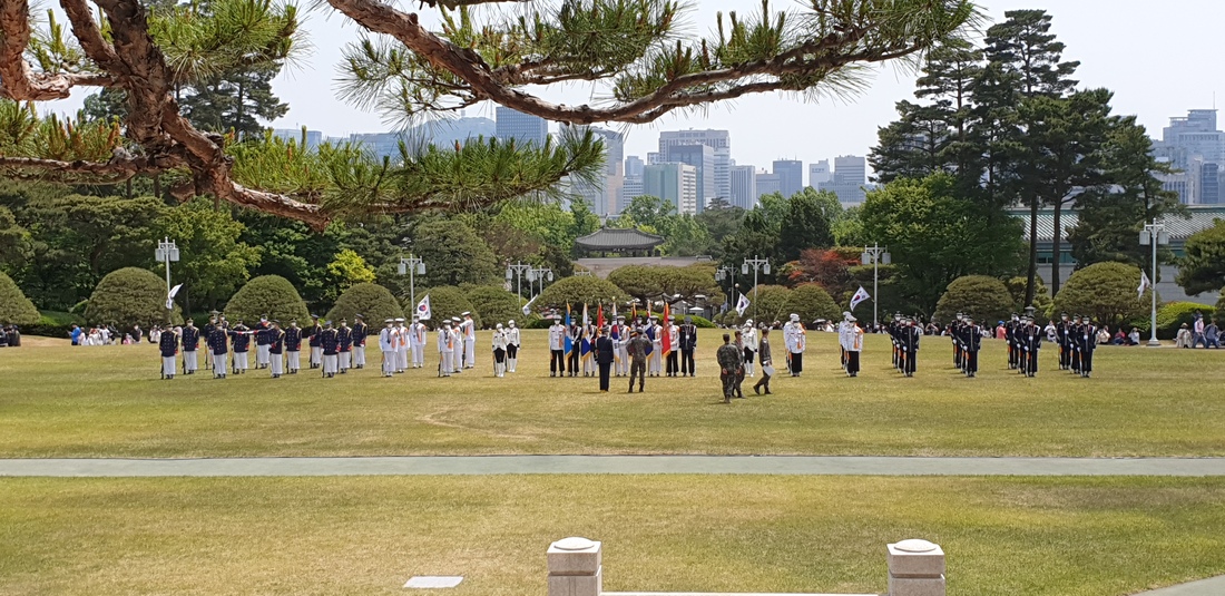 청와대 본관 앞 잔디광장에서 군악대들의 퍼레이드.jpg