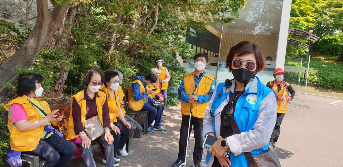 나무아래 벤취에서 휴식을 취하며 해설사와 함께 사진 촬영.jpg
