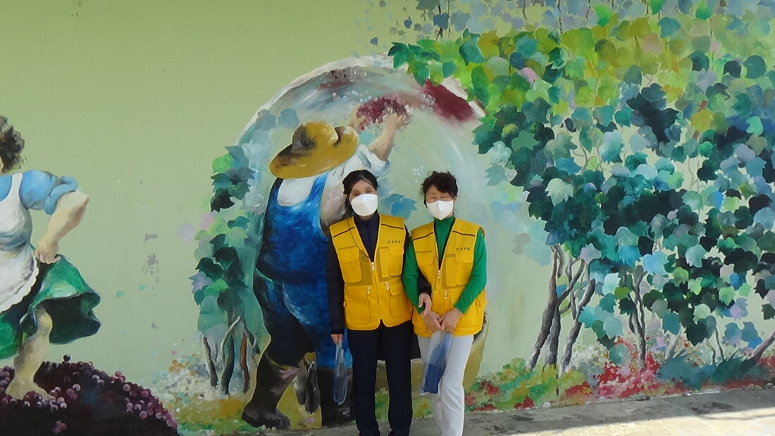 포도밭 배경의 벽화 앞에서 2인 여성의 기념 촬영.jpg